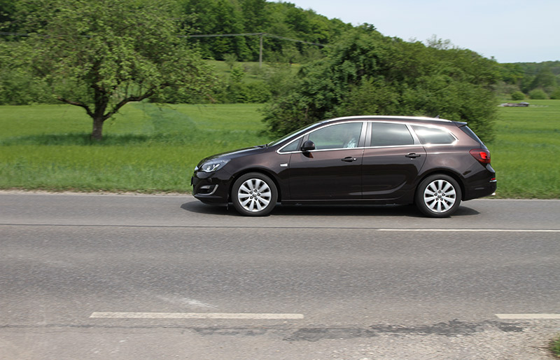 Opel Astra w trybie wyścigowym